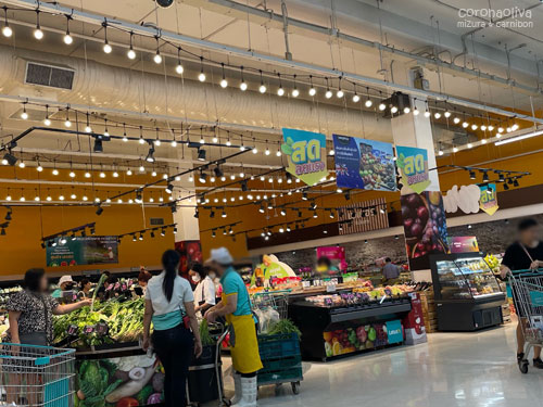 生鮮品、日用品も充実。お目当ての石鹸を店員さんが翻訳機を駆使し探してくれた（結局なかった）