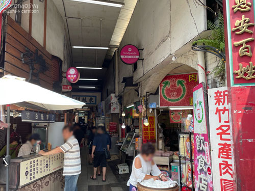 屋根付き商店街の屋台エリアに入り