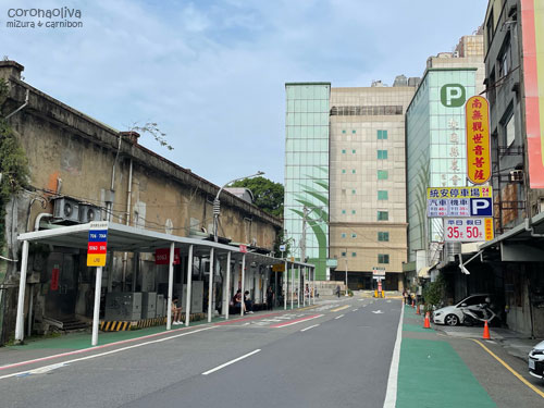 空港行き以外(赤・黄)はお屋根が別の停留所