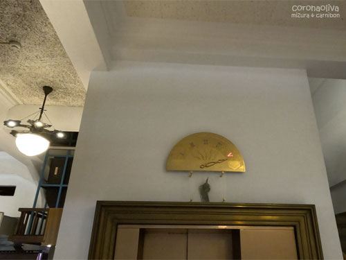 内部はモニターなんぞあって現代的な電梯