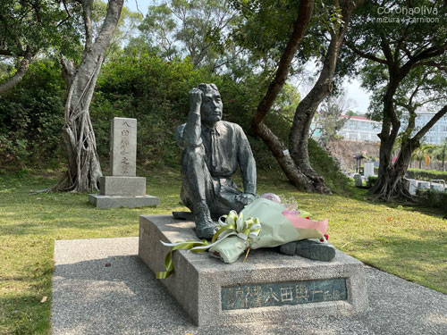 八田技師の銅像にご挨拶。立派な花束が手向けられておった
