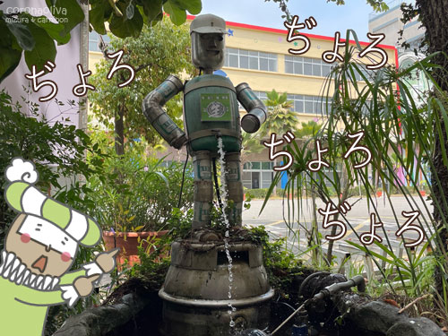 不敵な笑顔で放尿する空き缶人形