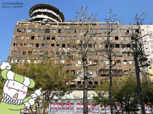 壁がボロボロのビルを眺めつつ駅へ