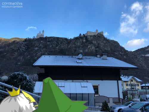 雪景色の絶壁に建つのが尼僧院ですって