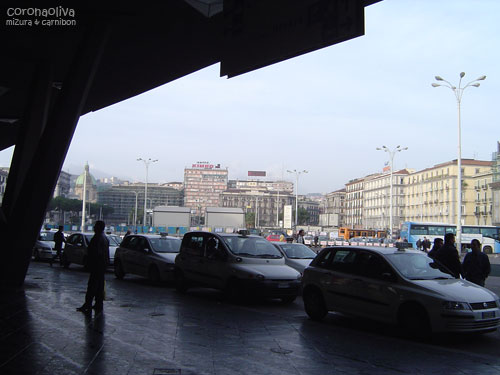 ようやっと着きましたぞナポリ駅前