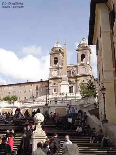 スペイン階段は無理やりミサンガを売りつける輩に注意