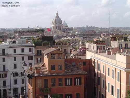 ベタスポットのスペイン広場から望むサンティ・アンブロージョ・エ・カルロ・アル・コルソ聖堂かなんか