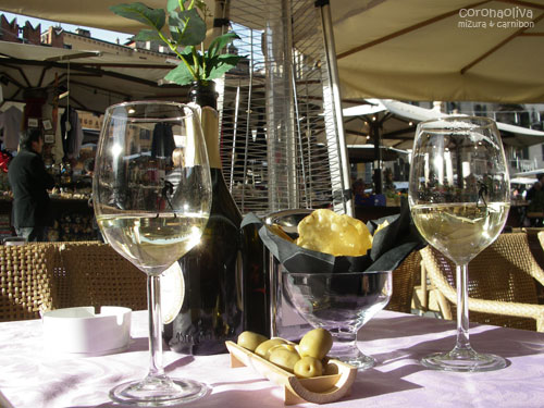 賑やかなメルカートを眺めつついただくヴィーノは最高でございますぅ～