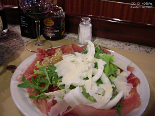 大きなお皿にたんと入って、これだけでもお腹いっぱいですぅ～