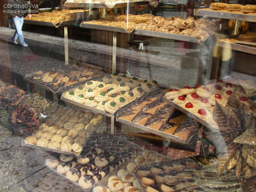 これ見よがしに通行人に向けられる菓子たち