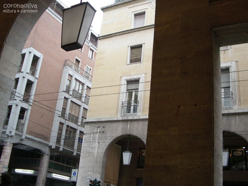 ポルティコ（柱廊）があると街歩きがより楽しくなりますねぇ