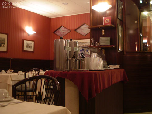 客室同様、シックな空間でいただきましょう