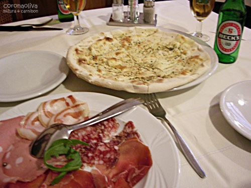 「お食事写真はなぜかブレてるのが多いですねぇ、カーニボン？」「きっと武者震いしてるからでございましょう、ミヅーラさま」