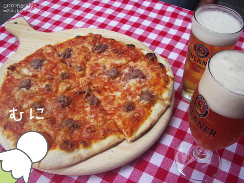 アツアツでサルスィッチャ（腸詰め）の塩加減がピッツァにちょうどいいですぅ