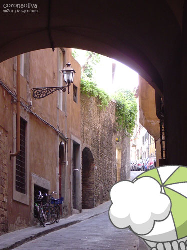 かぼちゃパンツの王様でも現れてきそうな路地