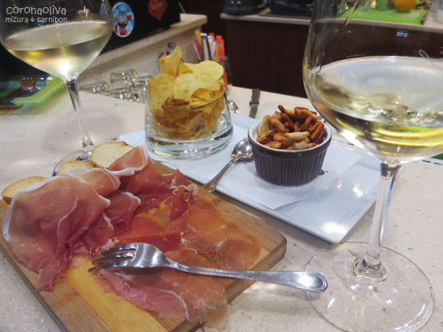 例によって白ヴィーノを頼んだらついてくるおつまみ一門