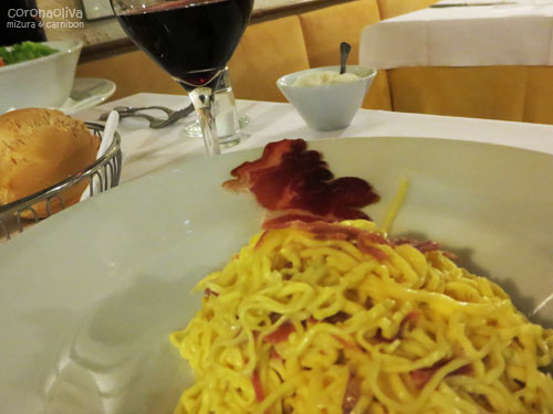 小池さんヘアーみたいな縮れ麺やら