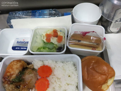 白メシとパンが相席する違和感@KIX-HKG