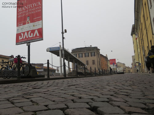 スケさんのキャスターがくるりんぱするタイプの石畳