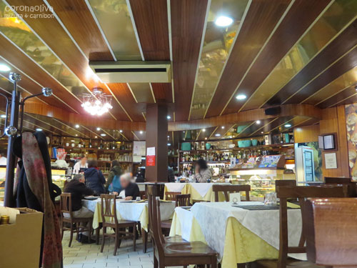 間口が開放的で入りやすく、広々な店内