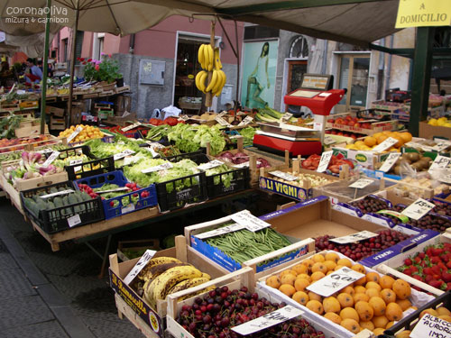 昼前ゆえ、路地にはところ狭しと青果物中心のメルカートが
