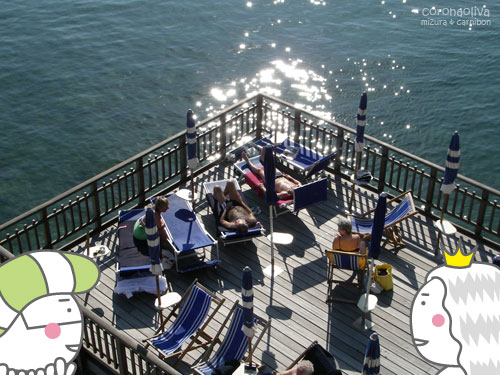 老いも若きもビキニに日光浴でたくましいですなぁ