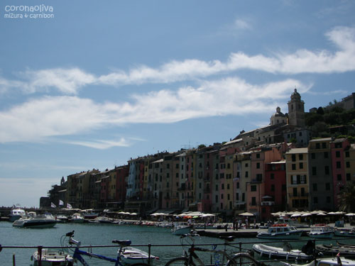 停泊中のクルーザー越しに色とりどりの壁。その昔はこの家々を城壁として敵の侵入から街を守ってたという