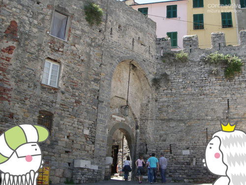 城壁門の上の穴から熱湯などをかけて敵を撃退したのだそう