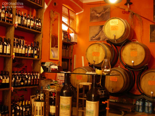 ガラステーブルの脚は木彫りのヴィーノ瓶！収納棚も付いてますぞ