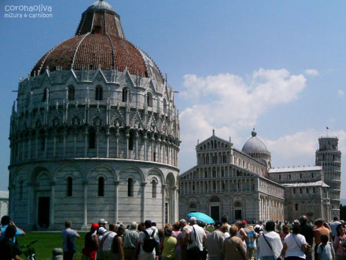 世界一の有名欠陥建築をありがたそうに拝む民衆