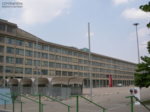 ショッピングモールの正面こんなん