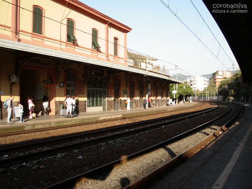 日曜の8時前だが人はちょいちょいおります