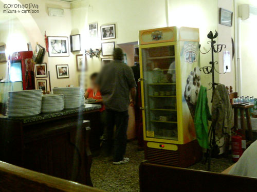 例によって食いものの写真はない。店内はこんな感じ