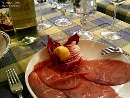 プロシュットと白ヴィーノ、奥のほぼ見えないのがマリネ