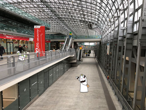 ポルタスーザ駅は複雑に入り組んだステップフロアー社会