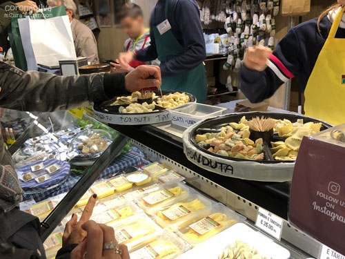 ラヴィオリも存分に試食していけスタイル