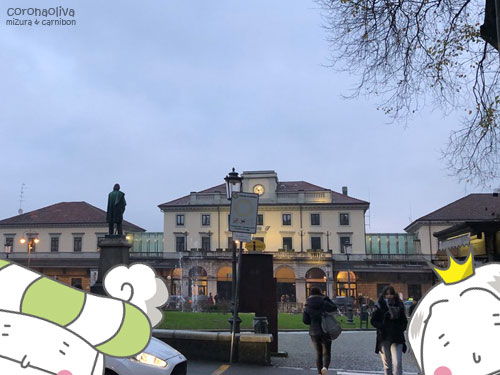 前方は立派な駅舎のFSノヴァーラ駅ですぅ