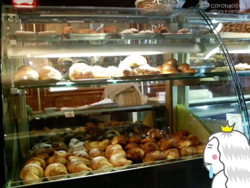 2日目にして既に金欠だがラテ・マキアートとコルネットを食す