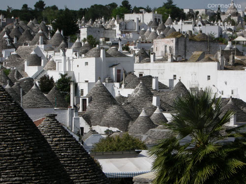 小人でもでてきそうだが、街の人はいたって標準サイズ