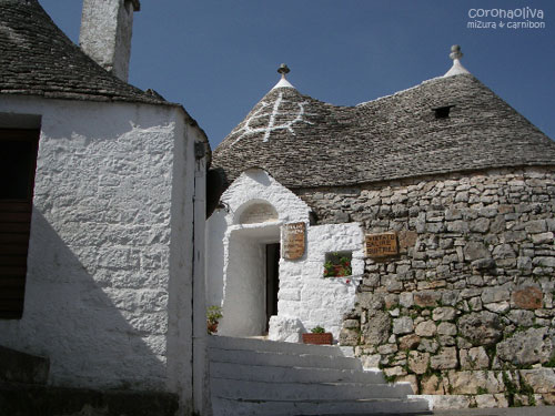 お屋根には信仰やら魔術やらが由来したマークが