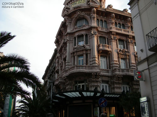 なんの建物でしょうか。装飾が凄すぎますぞ