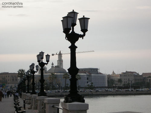 港の遊歩道を歩くのは気持ちいいですねぇ