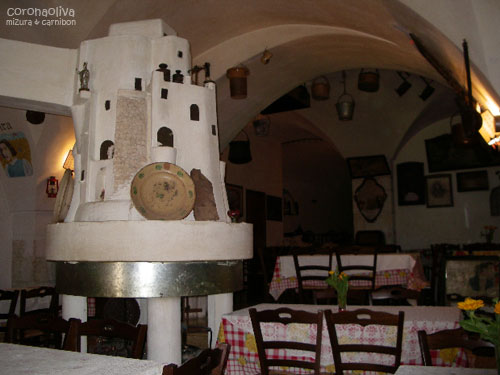 民芸家具らしきものをオブジェとして飾ったカワイらしい店