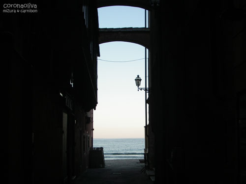 陽が沈みかける静かな海を路地からパシャリ