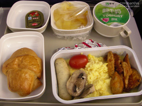 着陸前の朝食はオムレツか粥ですよぉ。アルミ皿ごと完食ですぅ