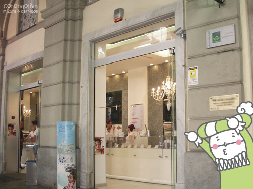 「オサレなジェラテリアですねぇ、ミヅーラさま（嬉）」「なぜ当のジェラート写真がないのでしょう（疑）」