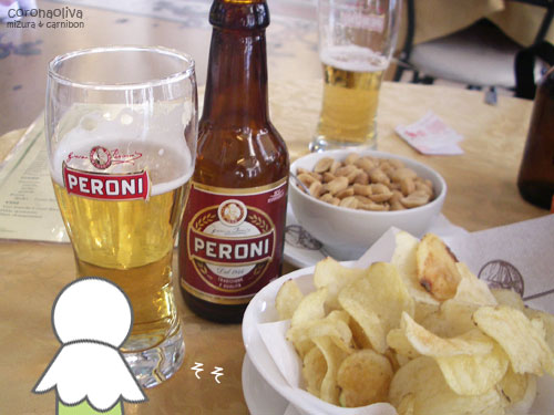 酒を頼むとたいがいついてくる芋と豆。時には実（オリーブ）もついてくる