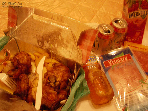 わーい！いただきま～す！ポッロ、イモ、ピザパン、サラーメ、生ハム、ビッラそしてヴィーノ。