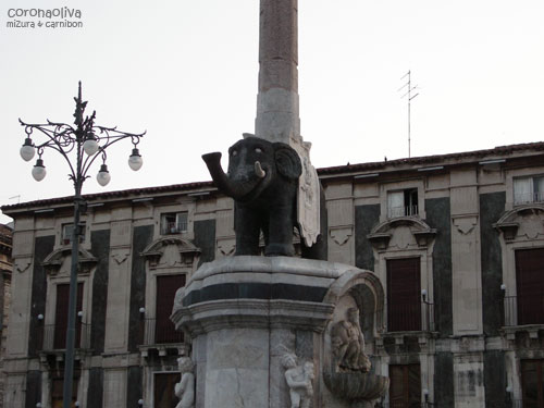 カターニア市庁舎前の象の象だぞう