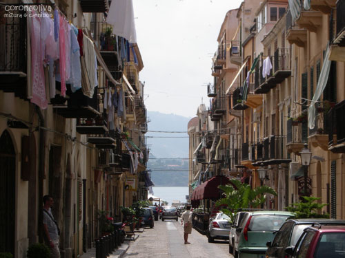 洗濯物はためく緩い坂道のどんつきには海